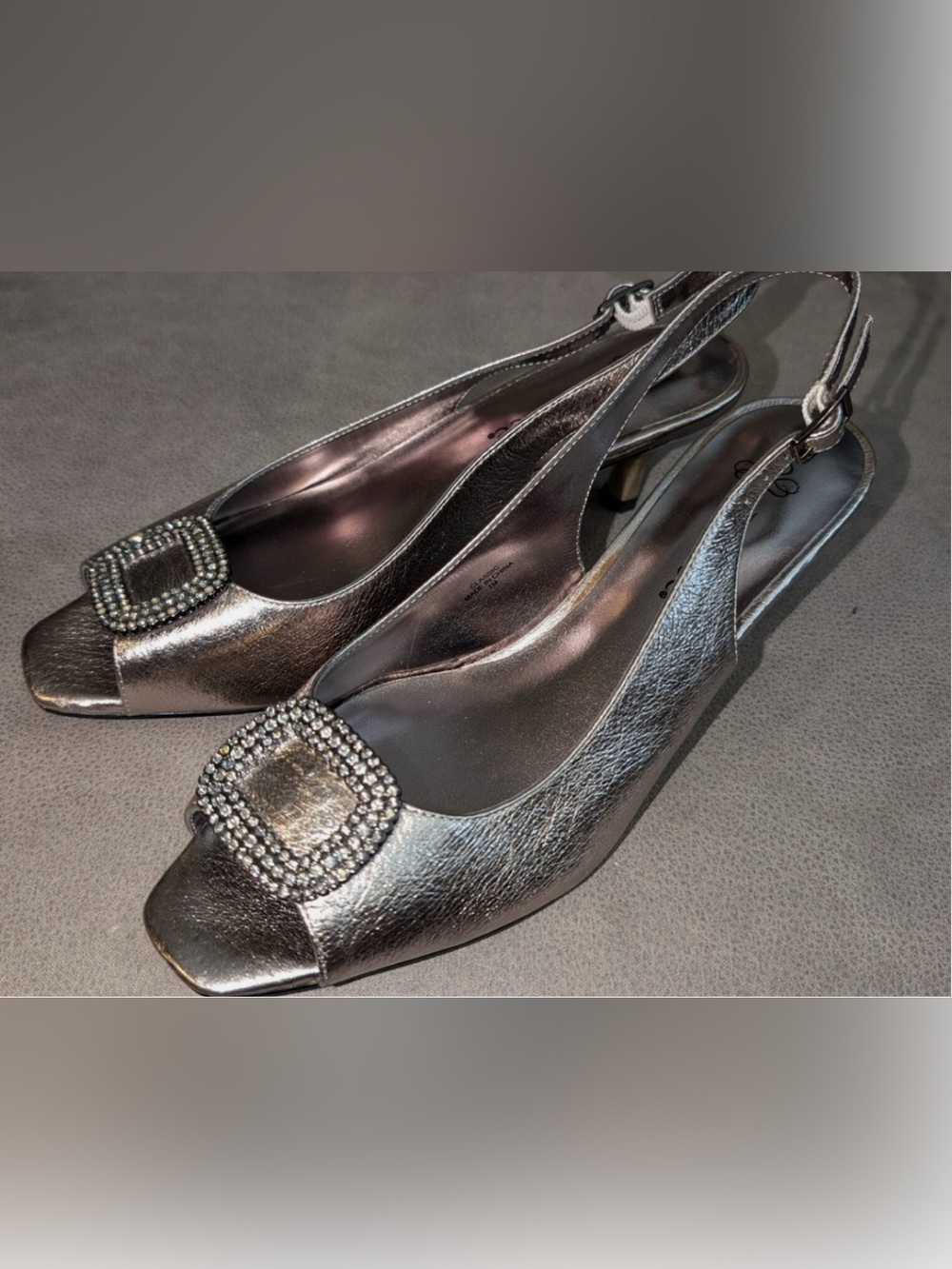 NEW
J Renee Madeleina Taupe Metallic Leather Rhinestone Heel Dress Shoes Size 9